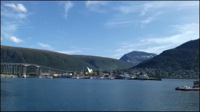 &Agrave; partir de la fin du XIXe si&egrave;cle, pourquoi la ville de Troms&oslash; &eacute;tait-elle surnomm&eacute;e "le Paris du Nord" ?