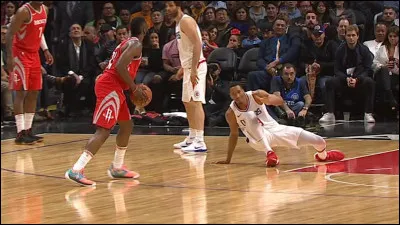 Quel joueur James Harden a-t-il fait tomber avec un violent snatch back, puis un stepback à trois points ?