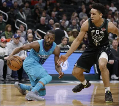 Des grands adeptes du snatch back sont Kyrie Irving, Chris Paul ou [...] (sur la photo).