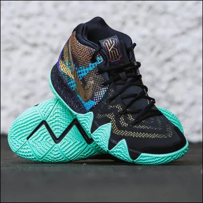La chaussure Nike Kyrie 4 Mamba Mentality, en hommage à Kobe Bryant, est la paire fétiche d'un des streetballeurs des questions précédentes.
