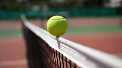 Au tennis, quel terme désigne la balle qui touche le filet sur un service ?