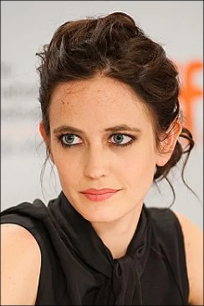 Eva Green joue le rôle de Miss Peregrine dans le film. Grande amie de Tim Burton, dans quel autre film de celui-ci Eva Green joue-t-elle ?