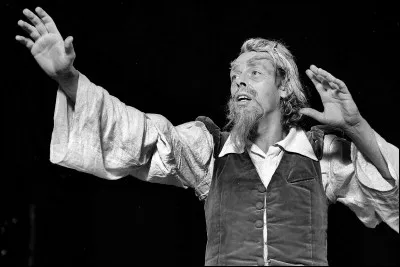 De quelle comédie musicale américaine a-t-il fait une reprise en français dans laquelle il tient le rôle-titre ?