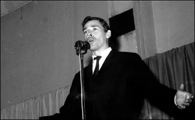 Imprégné de l'influence du scoutisme et de son éducation catholique, quel chanteur et ami le surnomme malicieusement dans les années 50 ''L'abbé Brel'' ?