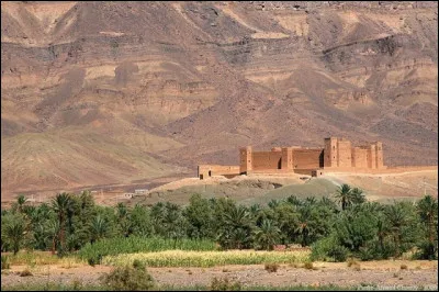 Quel pays abrite la chaîne montagneuse du Djebel Amour ?