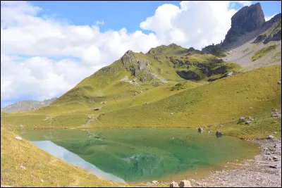 Voici le lac d'Amour, situé dans le massif du Beaufortain. Dans quel Département pourrez-vous l'admirer ?