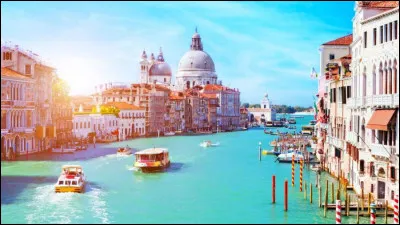 Symbole de l'amour, nous voici à Venise. Lequel de ces surnoms n'est pas couramment attribué à cette ville italienne ?