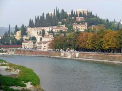 À jamais associée à l'amour depuis que Shakespeare y a situé l'intrigue de "Roméo et Juliette", nous voici à Vérone. Quel fleuve arrose cette ville ?