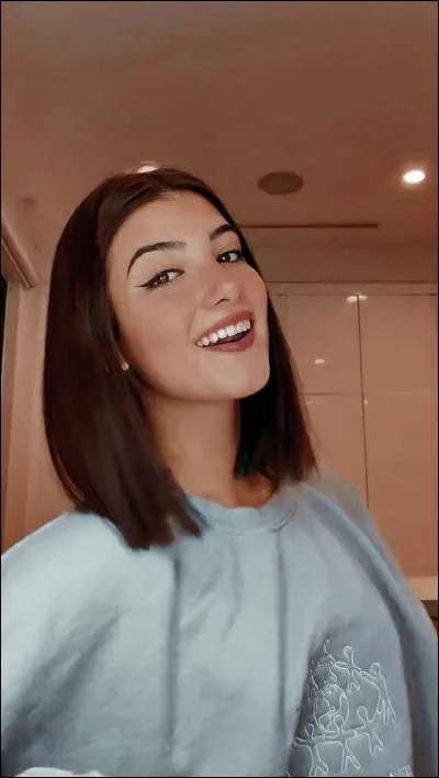 Combien de transformations de cheveux Charli s'est-elle faite ?