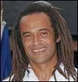 En 2002, Yannick Noah tente une reconversion inattendue et russit ce qu'aucun autre sportif n'a russi, mais quelle est cette reconversion ?