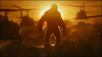 Dans "Kong : Skull Island", comment Kong détruit-il le premier hélicoptère ?