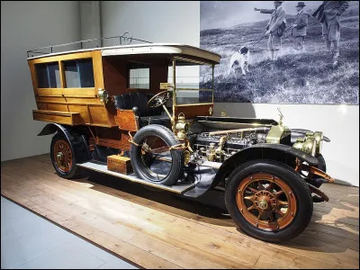 La (très haute) bourgeoisie s'encanaille sur ses terres au volant de bolides à moteur appelés "shooting-brake" : on parle de chasse ! Les inventeurs en sont donc ...