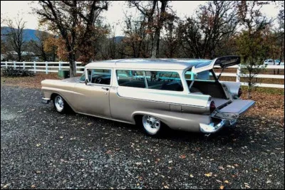 Laissons passer les guerres pour arriver aux années 50 : c'est Ford qui s'y colle avec se modèle "Ranch Wagon" baptisé ...