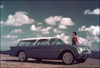 Mais c'est la "Nomad", sortie de 1954 qui avait innové dans ce concept de "coupé 2 portes rallongé" : le constructeur s'appelait ...
