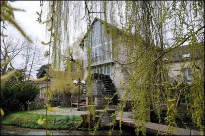 Quel chanteur vécut 14 ans au moulin de Dannemois ?