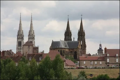 Dans quel département se situe la ville de Moulins ?