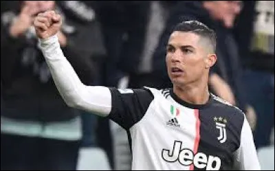 Quel footballeur portugais est connu pour sa générosité et ses nombreux dons ?