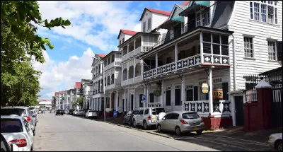 Paramaribo, 250 000 habitants, est une ville d'...