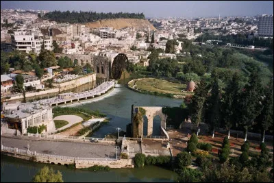 Hama, 500 000 habitants, est une ville d'...