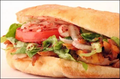 Quel est ce sandwich de la Guadeloupe frit dans l'huile, puis garni ?
