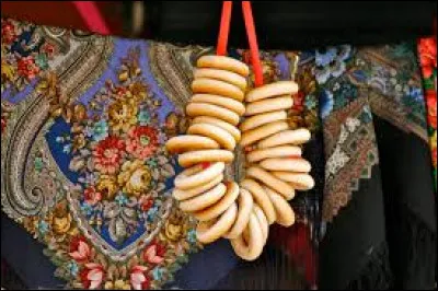 Ce sont de petits pains en forme d'anneau qui, en Russie, sont enfilés sur une cordelette. Quel est leur nom ?