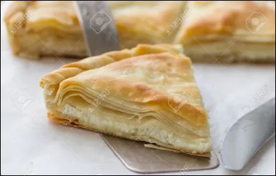 Ce feuilleté à la feta et à la pâte filo est une recette grecque typique. C'est...