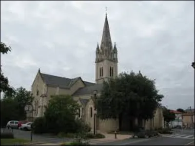 Vous avez sur cette image l'église Sainte-Radegonde de La Ferrière. Ville de l'arrondissement de La Roche-sur-Yon, elle se trouve dans le département ...