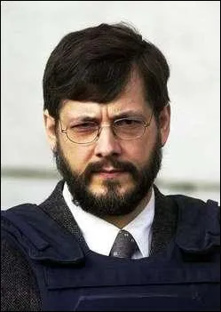 Cet homme est surnomm le Dmon belge. Le simple rcit de ces crimes suffit  nous glacer le sang. Ses victimes sont surtout des petites fillettes. Qui est-il ?