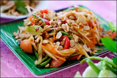 De quel pays vient la salade appelée som tam ?