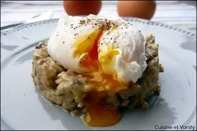 En cuisant un uf, sans sa coquille, directement dans une eau vinaigrée frémissante, on fait...