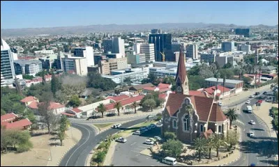Windhoek, 350 000 habitants, est une ville d' ...