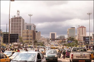 Yaoundé, 4 millions d'habitants, est une ville d' ...