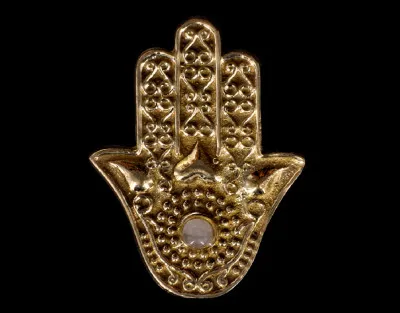 Quel est le nom de cette main, symbole utilisé comme amulette, talisman et bijou ?