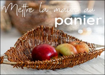 Que signifie la locution verbale ''mettre la main au panier'' ?