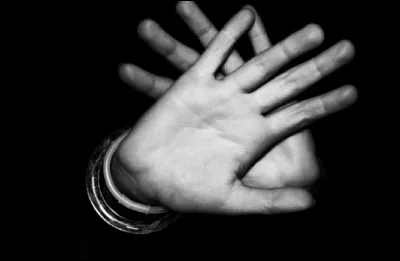 Quel adjectif qualifie la main gauche ?