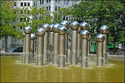 Peintre mais aussi sculpteur, il a r&eacute;alis&eacute; cette sculpture au d&eacute;but du boulevard du Roi Albert II &agrave; Bruxelles.
