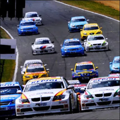 En course automobile, quel drapeau est utilis&eacute; pour signifier l�arriv&eacute;e de la course ?