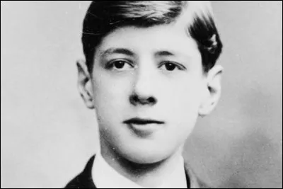 3903 rues > D&eacute;j&agrave;, il y a une faute &agrave; son nom : en Fran&ccedil;ais, il n'y a qu'un "L" &agrave; ... ! En plus, on ne sait pas &agrave; quoi &ccedil;a sert, &agrave; part pour les noix. Sinon, inventeur du porte-avion nucl&eacute;aire, de la "chienlit" et du r&eacute;f&eacute;rendum rat&eacute;. Vous m'avez compris ?