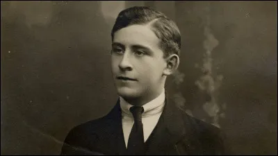 2370 rues &agrave; son nom > Jean de son pr&eacute;nom. Aurait voulu emp&ecirc;cher la guerre de 14-18. Dommage, rat&eacute;. Le plus simple est de dire que son nom est aussi le titre d'une des derni&egrave;res chansons de Brel !