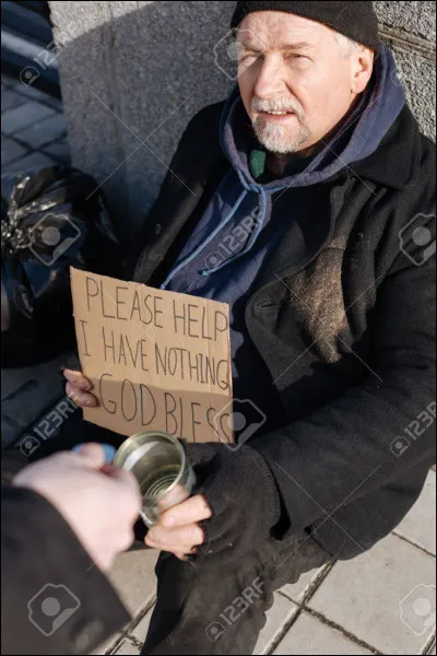 Il fait nuit mais tu croises un homme assis contre le mur d'une grotte.