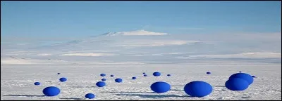 Peintre et plasticienne américaine portant le nom d'une ville du Nouveau-Mexique.