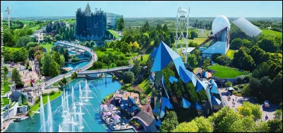 Dans quel département se situe le parc d'attraction Futuroscope ?