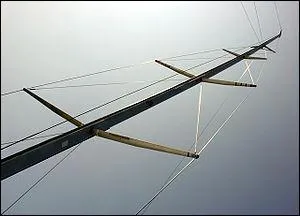 Le long du mat on peut voir