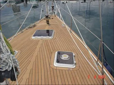 Le pont de ce bateau est en