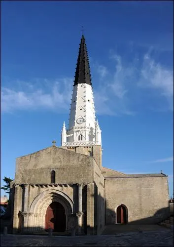 Les clochers sont quelquefois peints, pour servir aux bateaux :