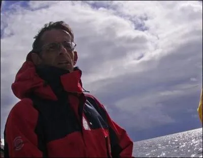 Le skipper pour viter de prendre froid porte