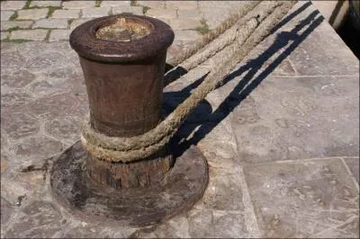 Un bateau est 'attach' au quai avec