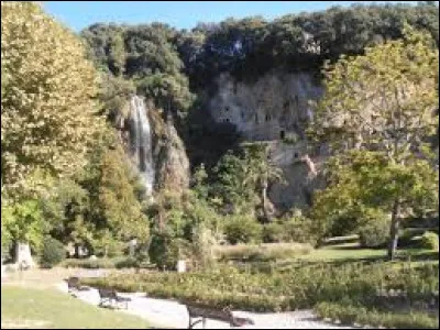 Nous terminons cette balade dans le parc de Villecroze, avec sa cascade et ses grottes troglodytiques. Nous sommes dans le Var, en région ...