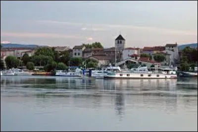 Commune d'Auvergne-Rhône-Alpes, dans l'aire urbaine de Vienne, Les Roches-de-Condrieu se situent dans le département ...