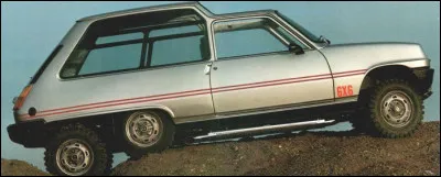 Qu'est-ce que c'est que ce mille-pattes ? Ce n'est qu'une Renault 5, préparé par ...